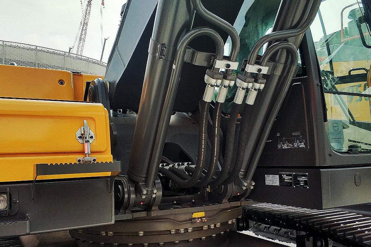 High pressure tube fittings in Komatsu excavator